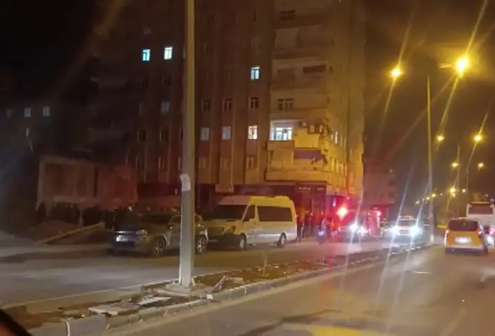 Zeminde kayma olduğu iddiasıyla 8 katlı bina tahliye edildi