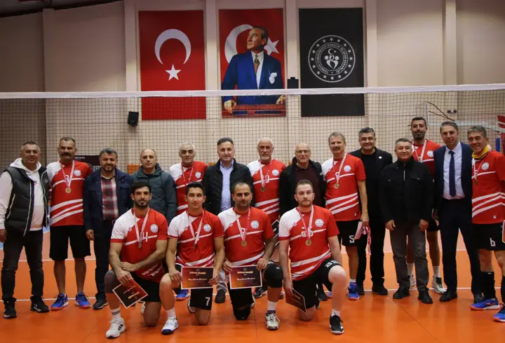 Kayseri Milli Eğitim Erva Erkek Voleybol Takımı şampiyon oldu