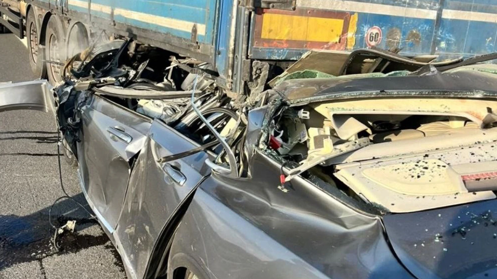 Otomobil, tıra ok gibi saplandı: Sürücü feci şekilde can verdi