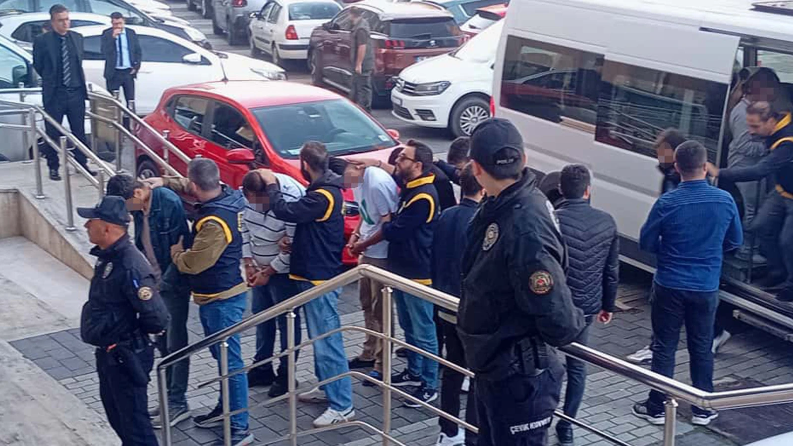 Emekli madenciyi 2,5 milyon lira dolandıran 5 şüpheli tutuklandı