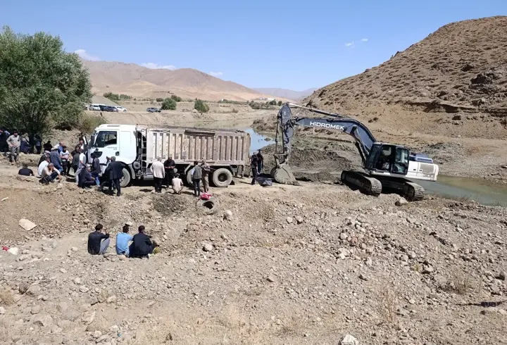 İş makinesinin kovasına bakım yaparken kamyon çarpan operatör öldü