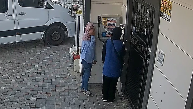 Adana'da eşarp ve plastik aparatla hırsızlık: Güvenlik kamerası ele verdi