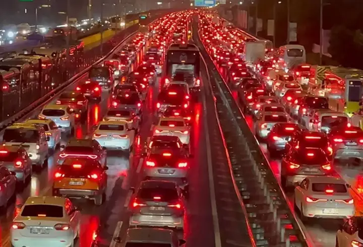 İstanbul'da akşam saatlerinde trafik yoğunluğu yüzde 80'e çıktı