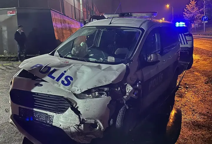 İstanbul - Sultanbeyli'de polis aracının karıştığı kazada 2'si polis 3 kişi yaralandı