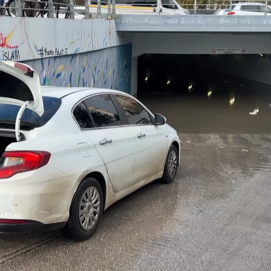 Adana'da Şiddetli Sağanak Yağış Her Şeyi Etkiledi: Alt Geçitte Araçlar Mahsur Kaldı