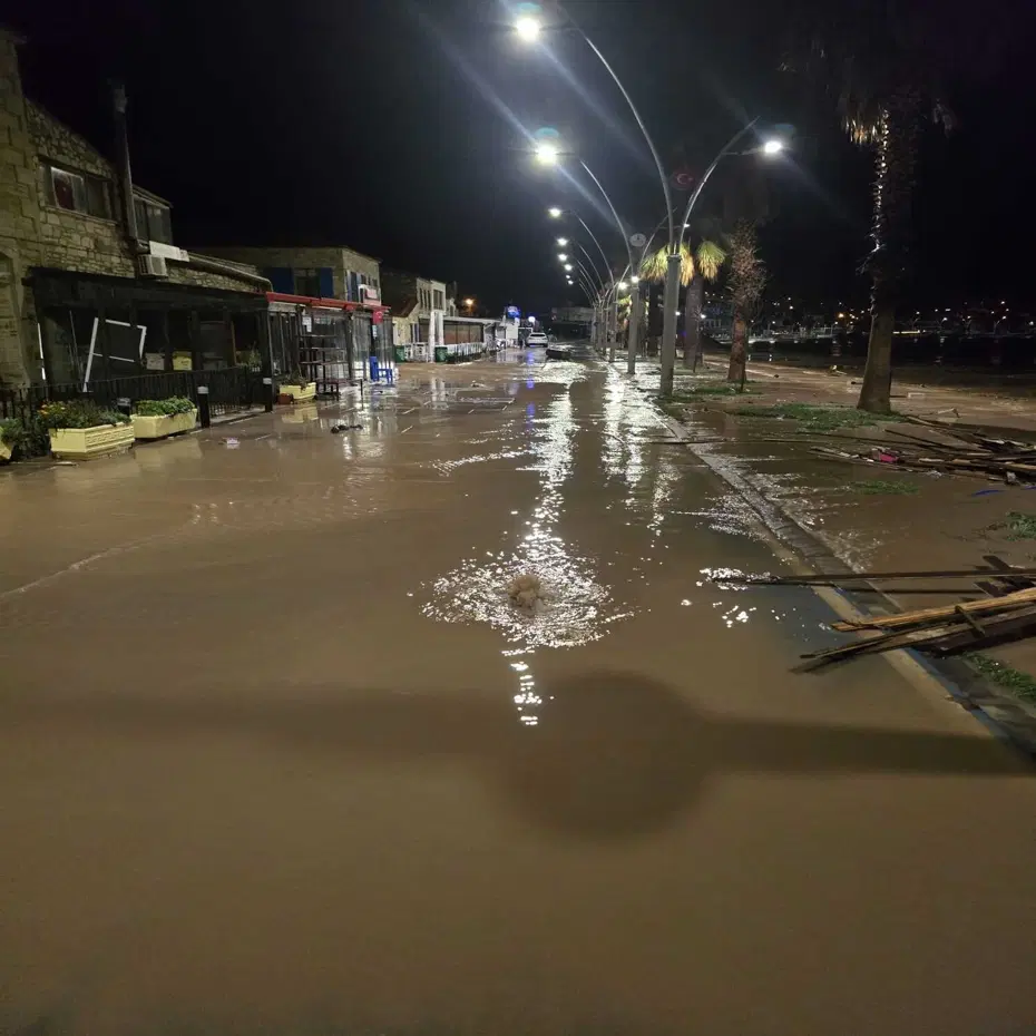 Sarı kod verildi, Foça'yı sağanak vurdu. Caddeler sular altında kaldı