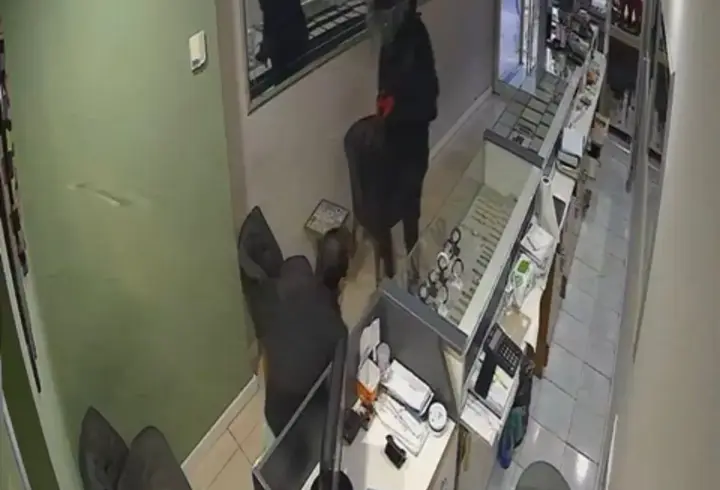 Ordu'da, kasklı şüphelinin kuyumcu hırsızlığı kamerada