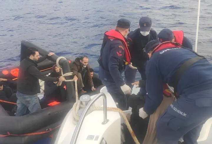 Marmaris açıklarında 12 kaçak göçmen kurtarıldı