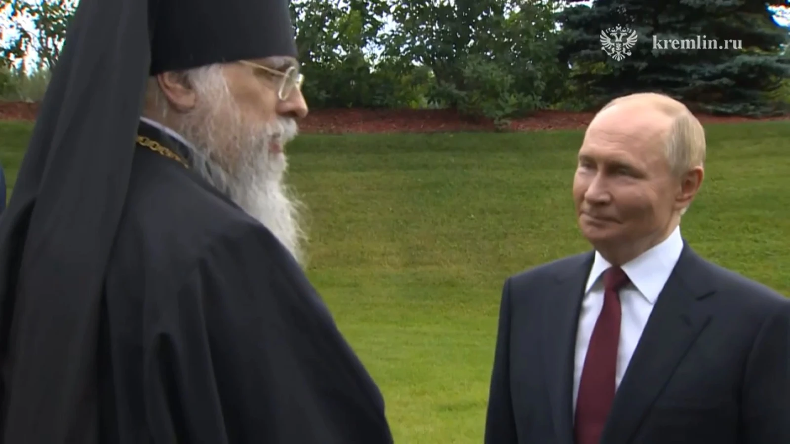 Putin'den Sovyet askerlerinin mezarlarına ziyaret