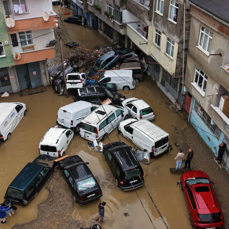 İstanbul'da Araçlar Da Sele Kapıldı: Kaskosu Olmayan Ne Yapacak?