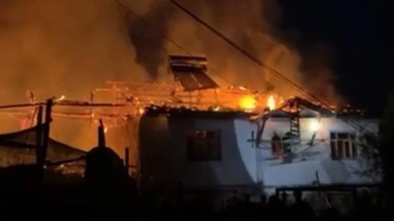 Zile'de köy evi çıkan yangında küle döndü