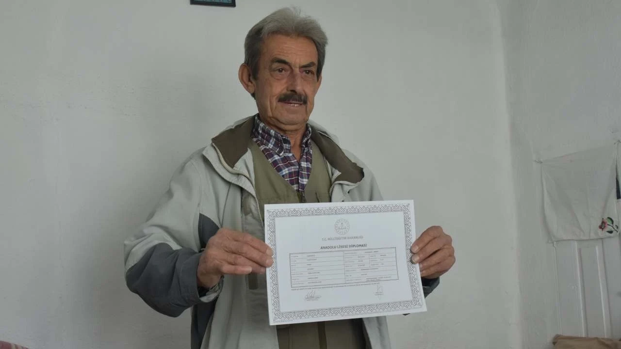 Liseyi 70 yaşında bitirdi şimdi üniversite sınavına hazırlanıyor