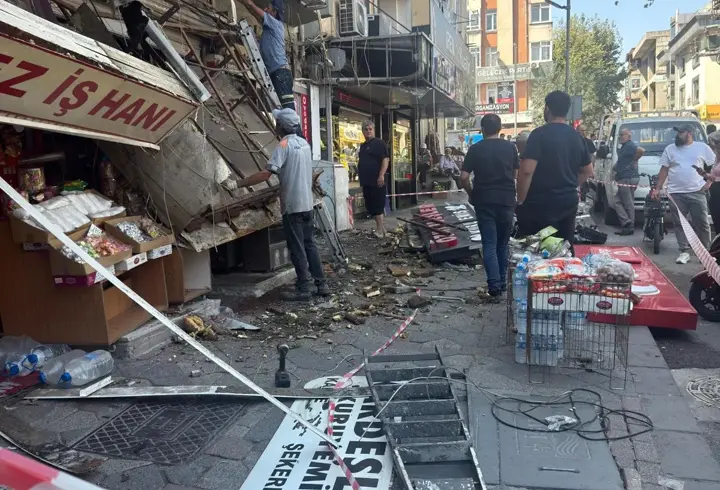 Klima montajı sırasında çökme; 2 yaralı
