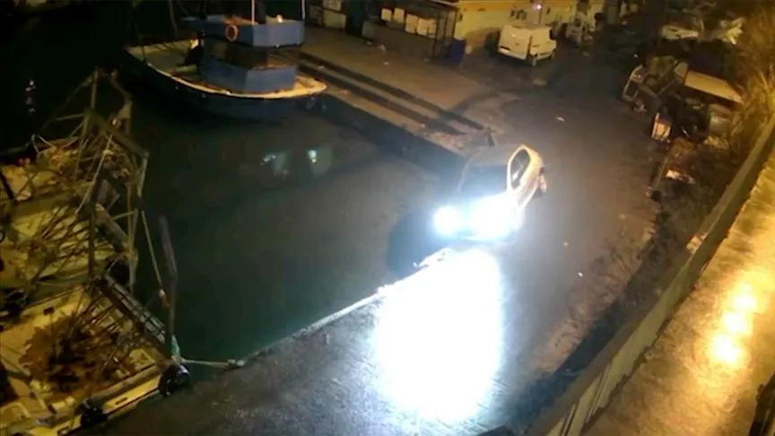 Sarıyer'de otomobilin mendirekte asılı kalması kamerada