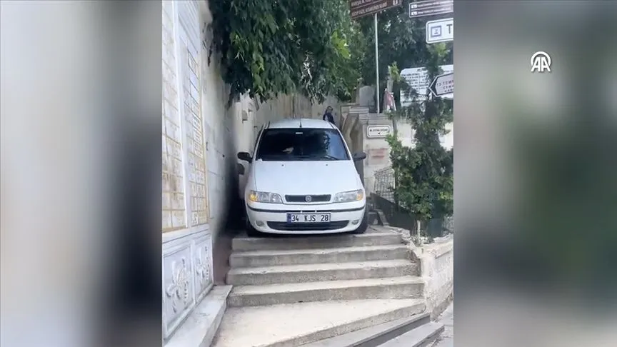 Eyüpsultan'da sürücünün otomobiliyle merdivenlerden inmeye çalışması kamerada