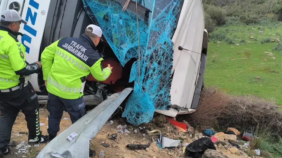 Antalya'da yolcu otobüsü devrildi. Çok sayıda ölü ve yaralı var