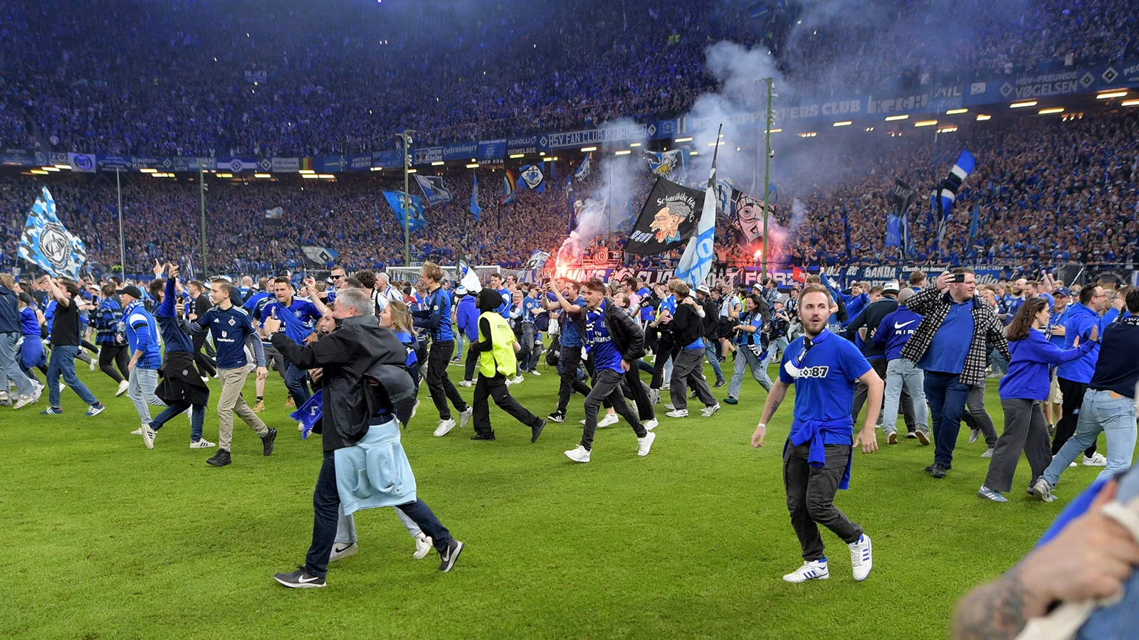 Hamburg, 7 yıl sonra Bundesliga'ya geri döndü