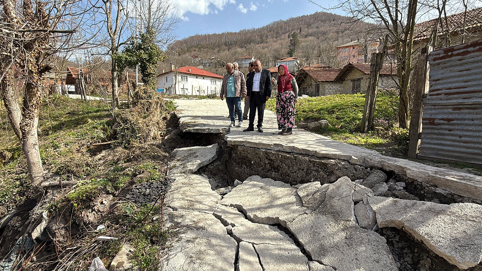 Bartın'da heyelan: Yol çöktü, mahalle sakinleri yetkililerden yardım istedi