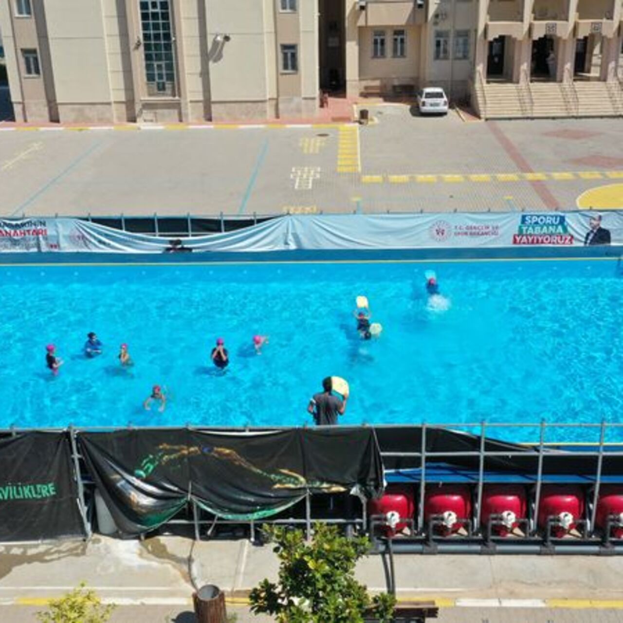 Kırsaldaki çocuklara portatif yüzme havuzu