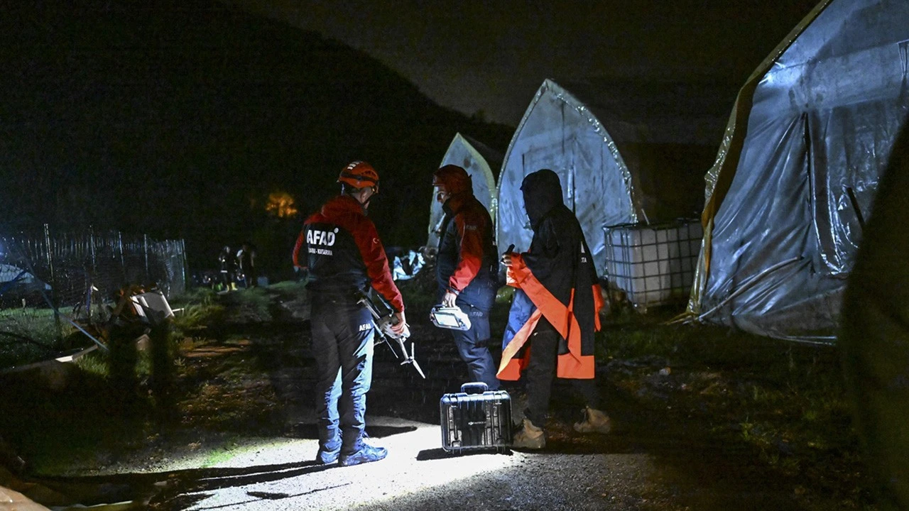 Pendik’te Sel Sularına Kapılan 2 Kişi İçin Arama Çalışması Başlatıldı