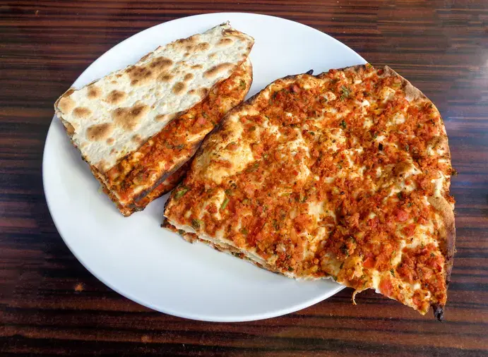Canı Lahmacun Çekenler Buraya: Fırın Yakmadan Tavada Çıtır Çıtır Kapalı Lahmacun