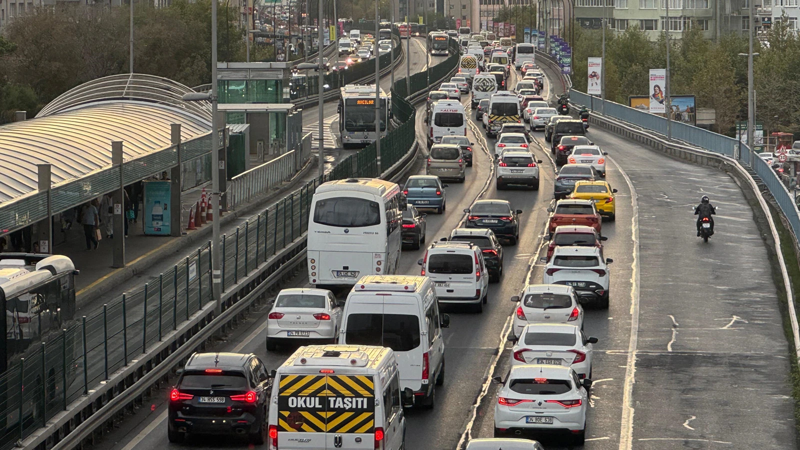 İstanbul'da yeni eğitim öğretim yılının ilk gününde trafik yoğunluğu
