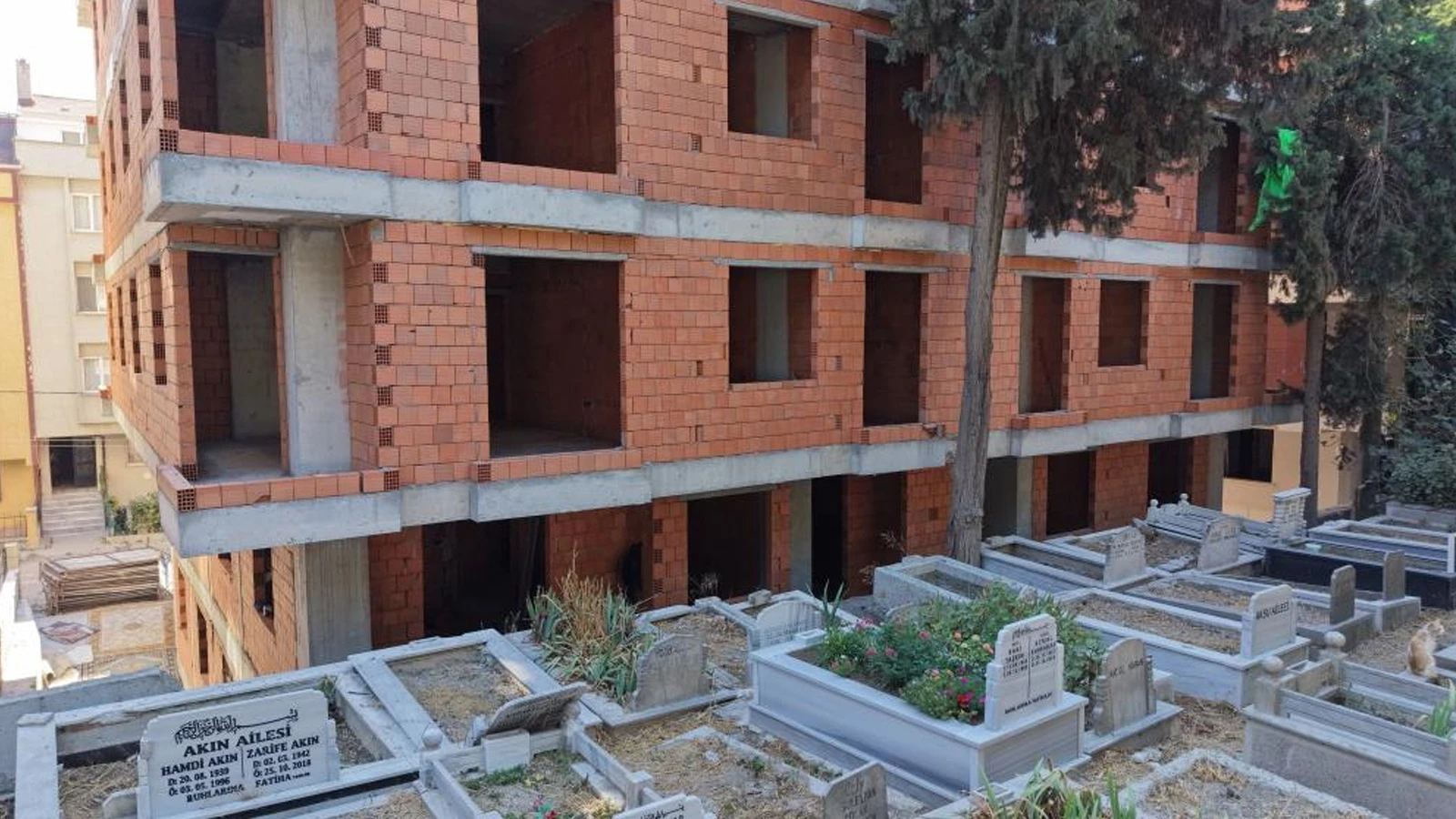 İstanbul'da mezarlığa sıfır daireler! Gören inanamadı