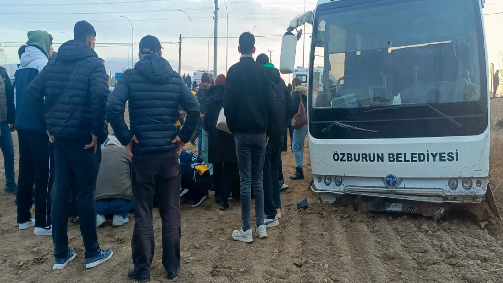 Öğrenci servis aracı ile kamyonet çarpıştı: 14 yaralı