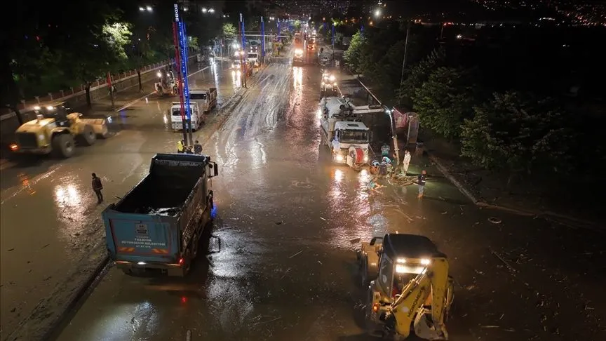 Trabzon'da selden etkilenen bölgelerde temizlik çalışmaları devam ediyor