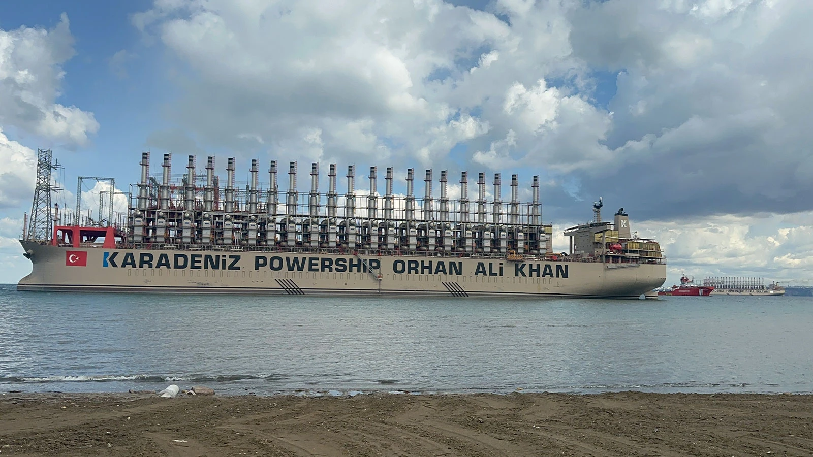 Yalova'da 289 metrelik enerji gemisi karaya oturdu