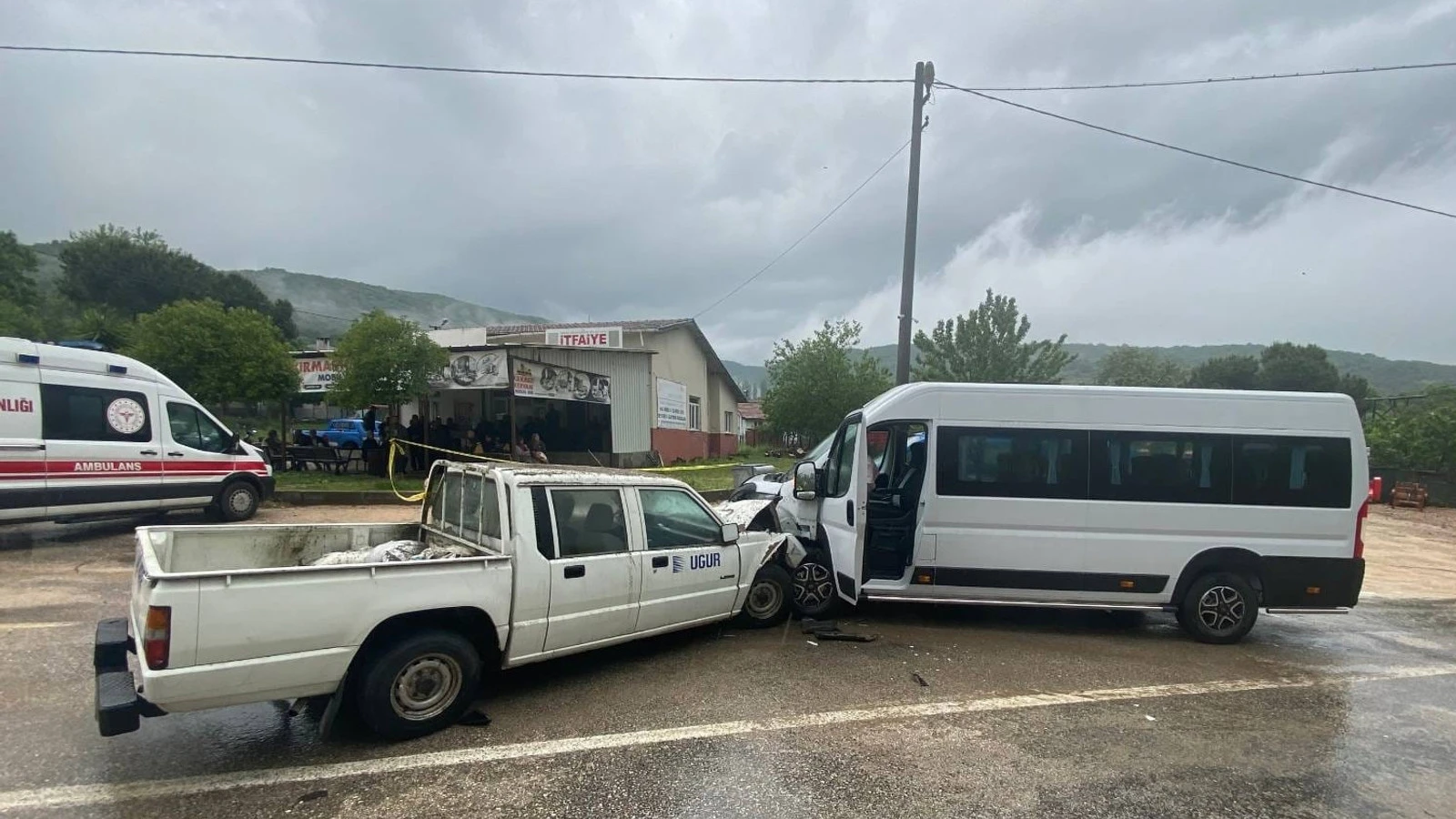 Minibüs ile kamyonet çarpıştı: Ölü ve yaralılar var