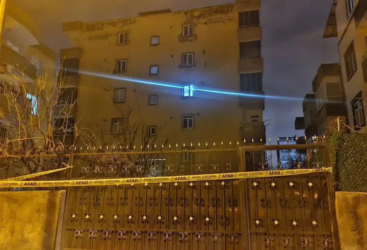 Kolonlardan ses geldi, 51 kişinin olduğu bina boşaltıldı