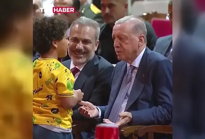 KKTC'de gülümseten sohbet: "Erdoğan dede sana sarılabilir miyim?"