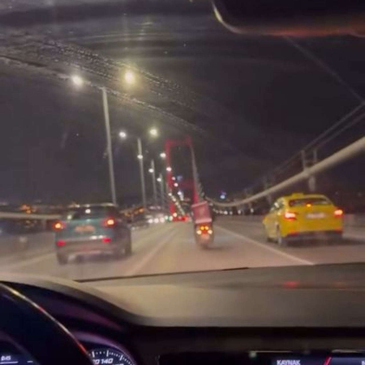 Lodosta zorluk çeken motokuryeye siper oldular