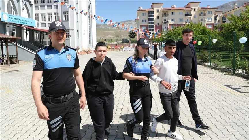 Özel gereksinimli öğrenciler polis rehberliğinde "üniversiteli" oldu