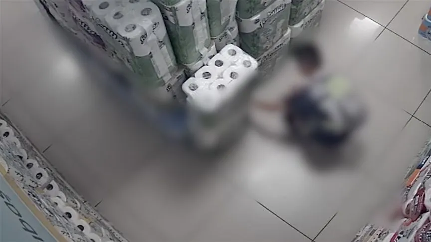 Bursa'da bir çocuğun markette peçeteleri yakma anı güvenlik kameralarınca kaydedildi