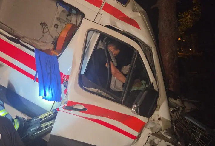 Bursa’da kamyonet ile hasta nakil ambulansı çarpıştı; 5 yaralı