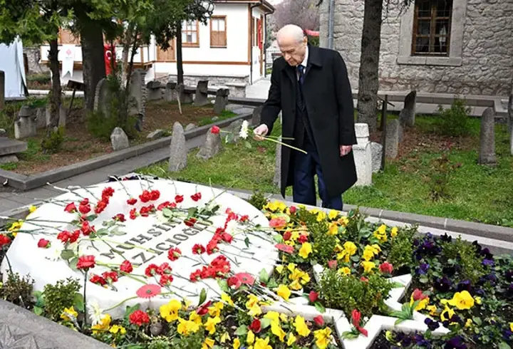 Bahçeli, Muhsin Yazıcıoğlu'nun kabrini ziyaret etti
