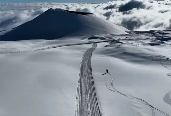 Lavların gölgesinde kayak! Patlayan Etna'dan aşağı süzüldü