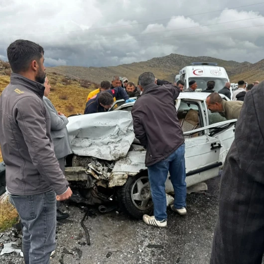 Bitlis'te Otomobiller Çarpıştı: 5 Yaralı