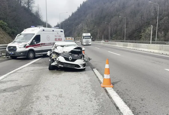Otomobil, önündeki kamyonete çarptı: 2'si çocuk, 4 yaralı