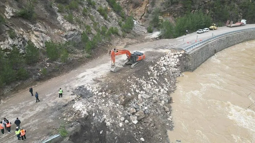 Adana'da heyelan nedeniyle trafiğe kapatılan yolda çalışmalar sürüyor