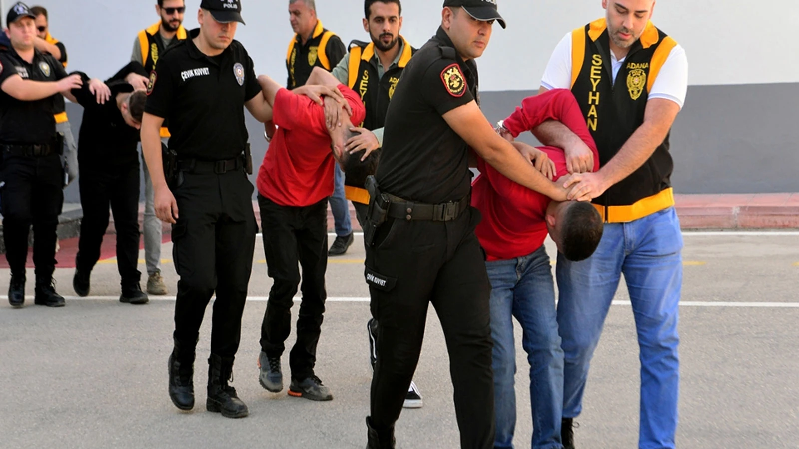 50 milyon lira haraç isteyip iş yerini kurşunladılar