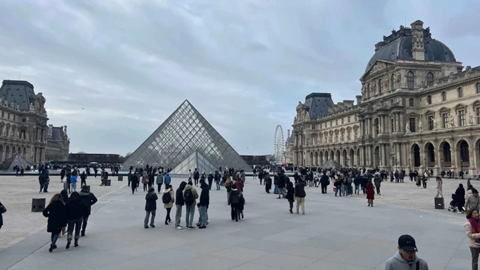Louvre Müzesi bu kez de kapanma tehlikesiyle karşı karşıya