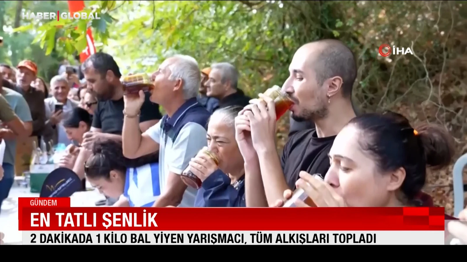 En tatlı şenlik: 2 dakikada 1 kilo bal yiyen yarışmacı, tüm alkışları topladı