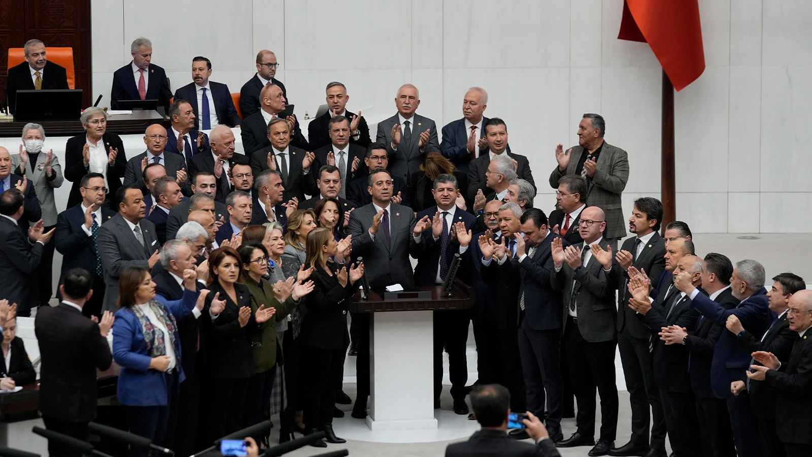 TBMM Genel Kurulu, CHP milletvekillerinin kürsü işgali nedeniyle kapandı