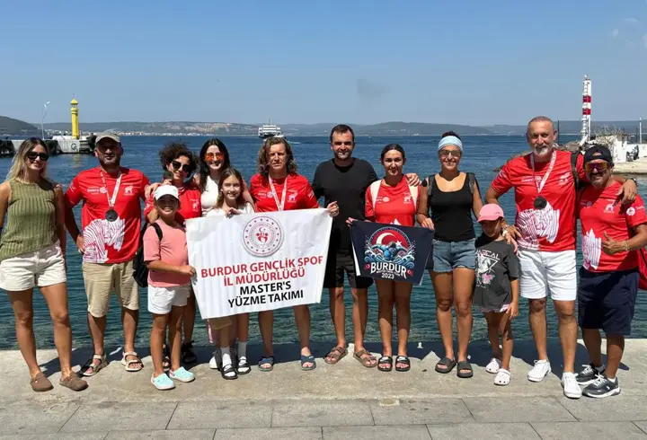 Burdurlu sporcular yüzerek kıtaları birleştirdi