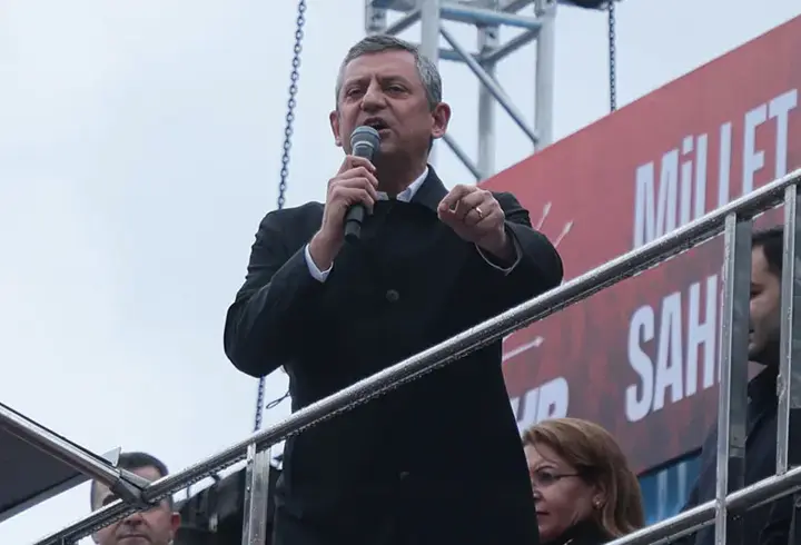 Özgür Özel'den Denizli’de sitem: Pijamalılara selam olsun