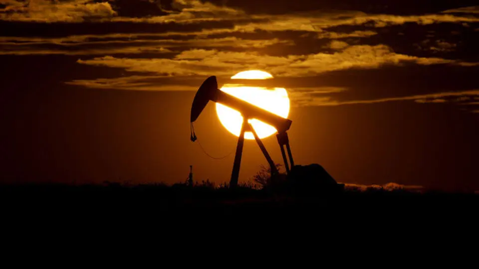 Hindistan'ın Rus petrolü ithalatı sürdükçe fiyatlar düşmeye devam ediyor
