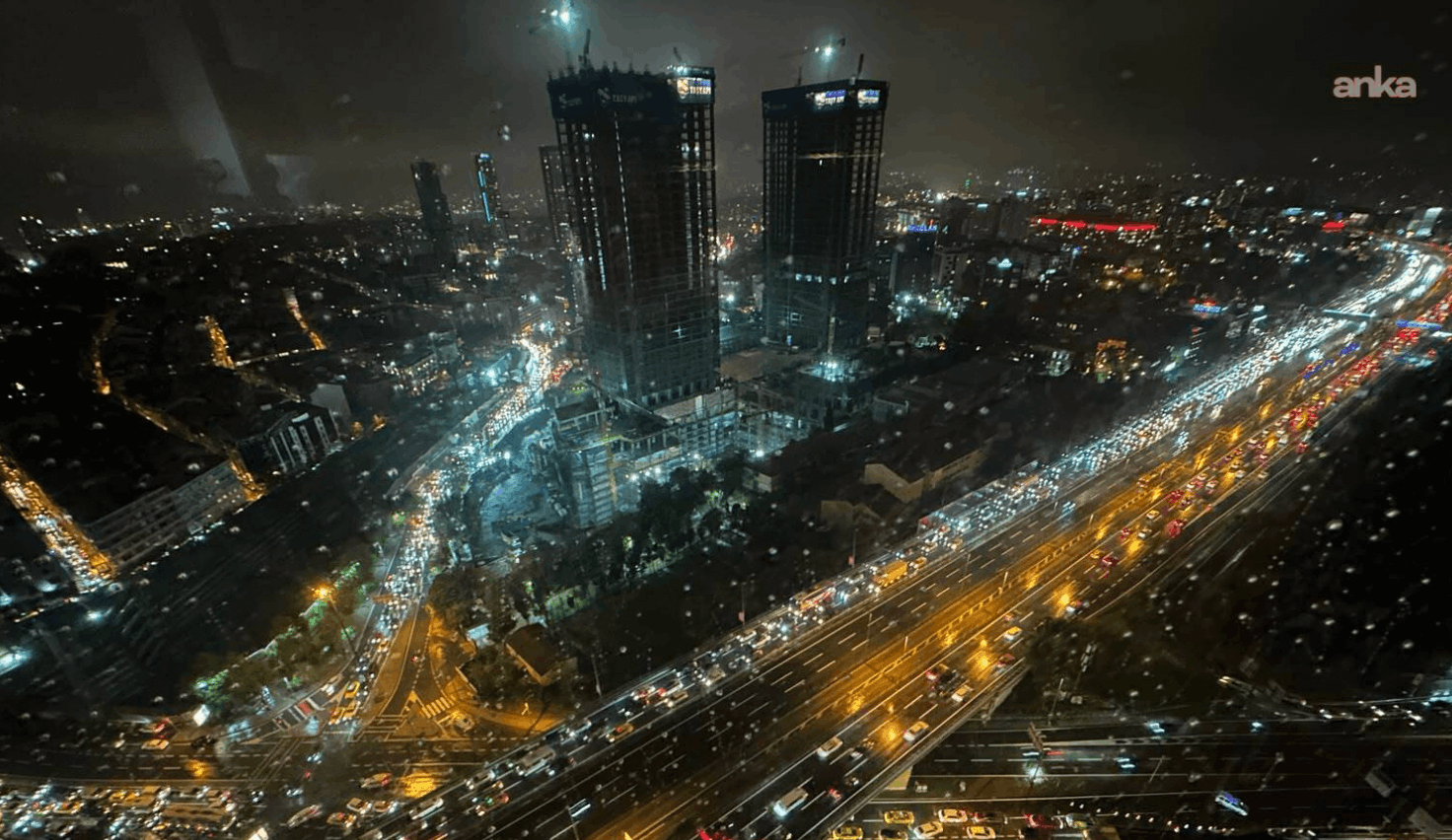 İstanbul’da sağanak ve fırtına: 14 yaşındaki çocuk elektrik akımına kapılarak hayatını kaybetti